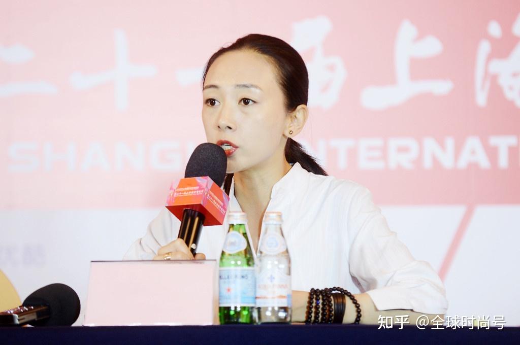 37岁的才女导演刘雨霖，大龄未嫁钟情修身穿搭，父亲是刘震云 - 知乎