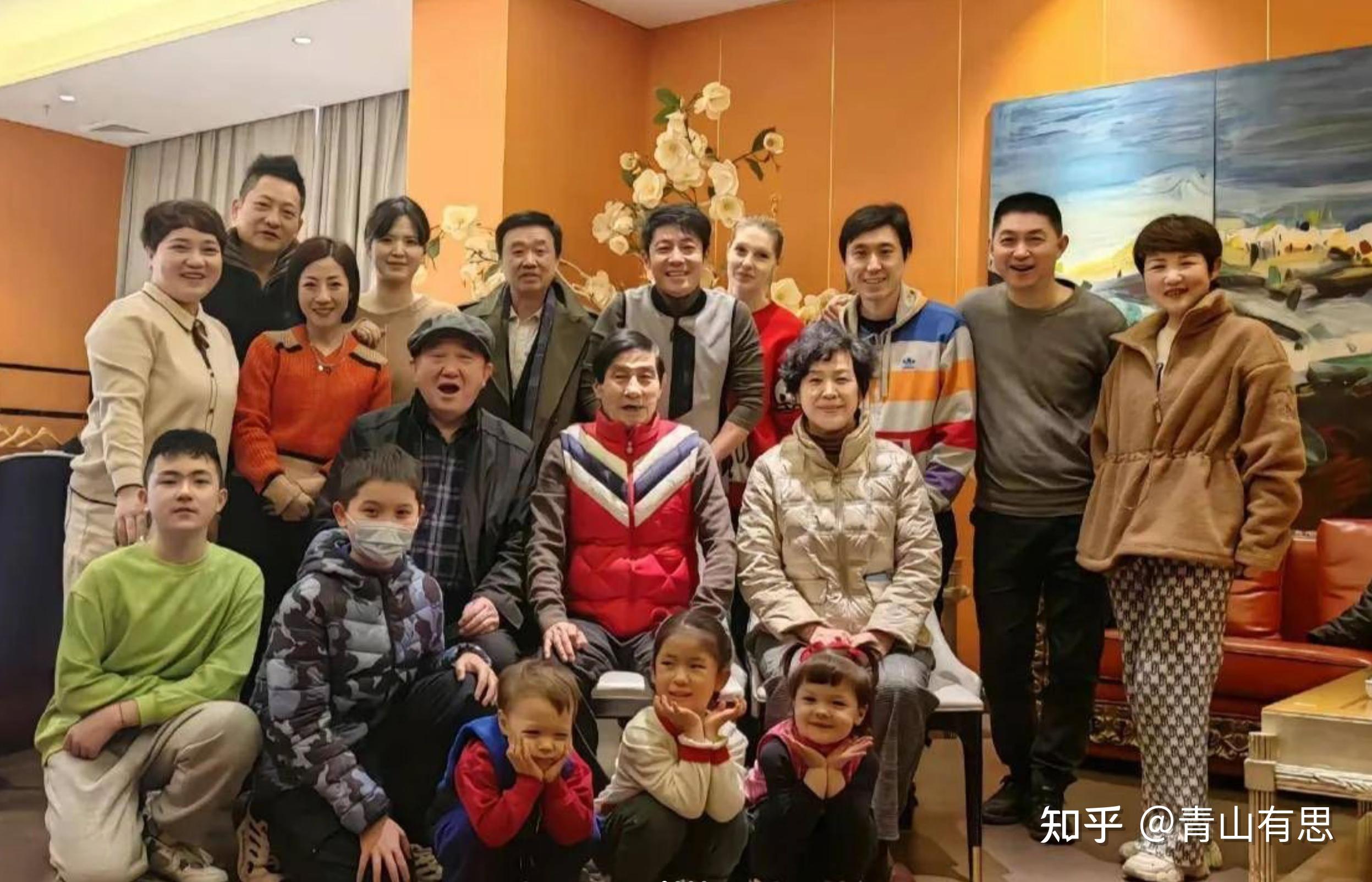 撒贝宁一家四口出游被偶遇!穿着朴素接地气,带妻子李白过中国年
