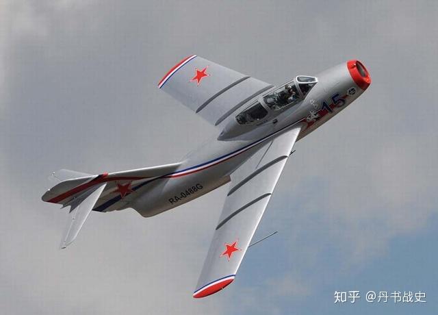 起落架的米格-15战斗机,而训练飞行员的还是蒙布结构的雅克-18教练机