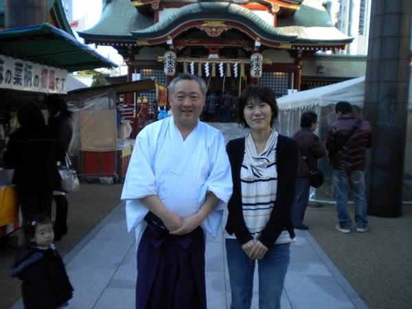 2010年,在东京水天宫前的有马赖央(左) 伊达氏(宇和岛藩主家)