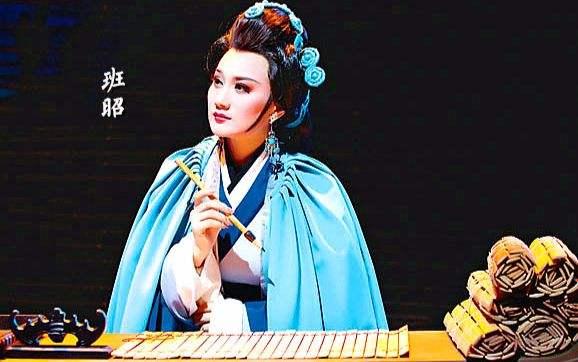 她嫁给了曹寿,非常有才华,号大家,所以才有了"曹大家"的称号.