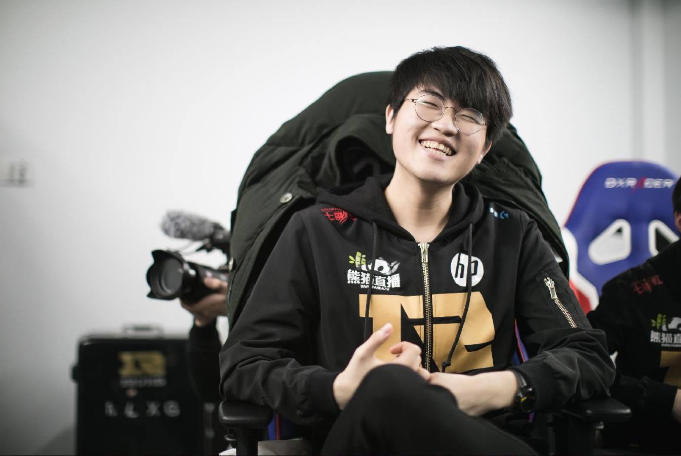 德杯速访rngzz1tai花的姿态