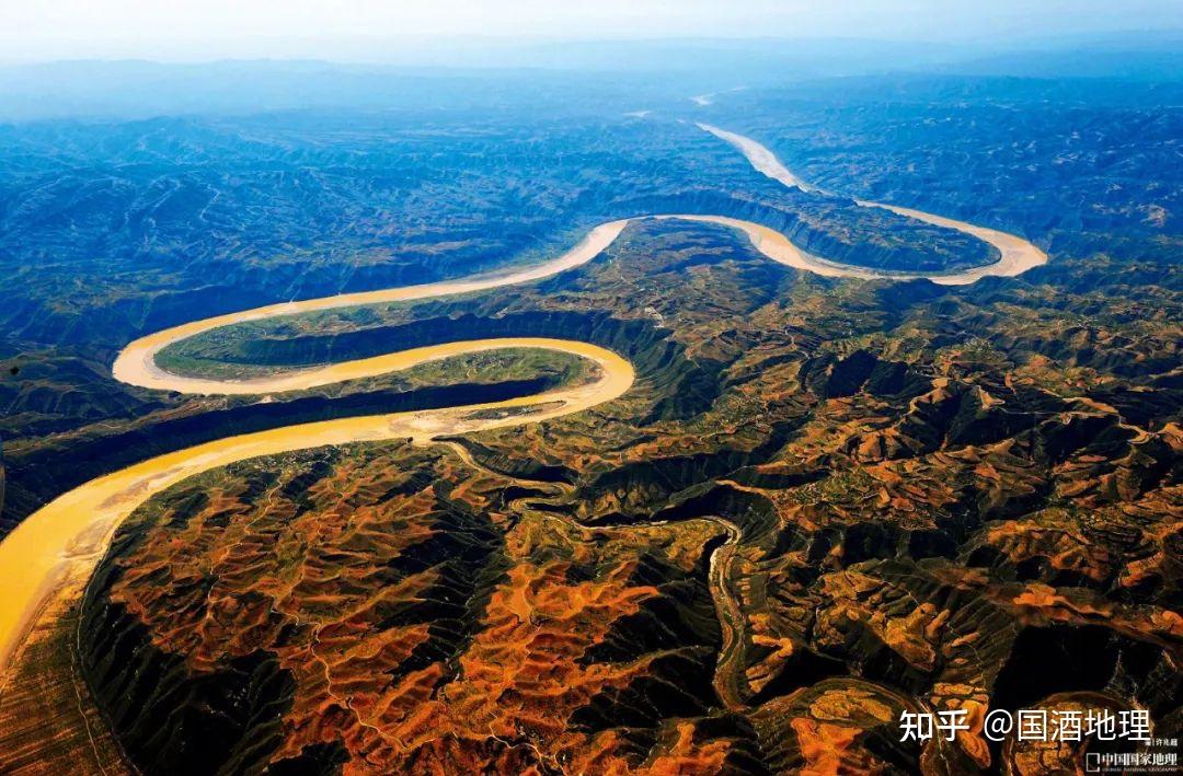 山西,一边是陕西,黄河在两岸的悬崖峭壁间,迂回流经黄土高原,河曲蜿蜒