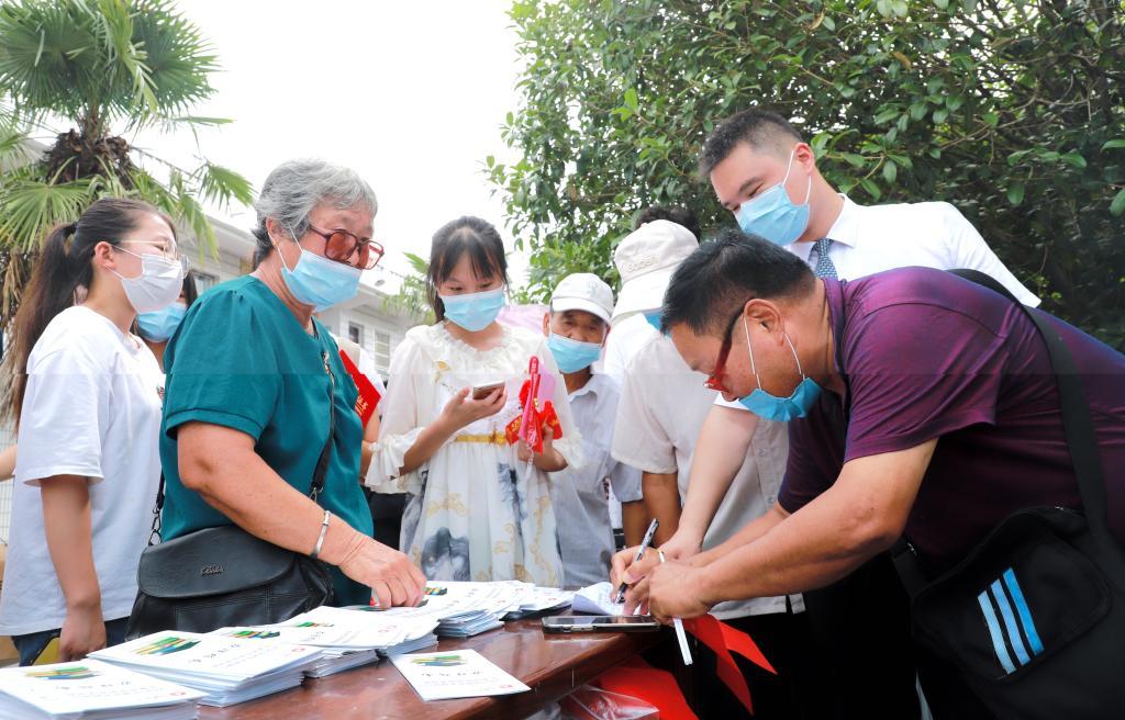 颍东农商银行丰富助学形式 坚持开展圆梦公益行活动