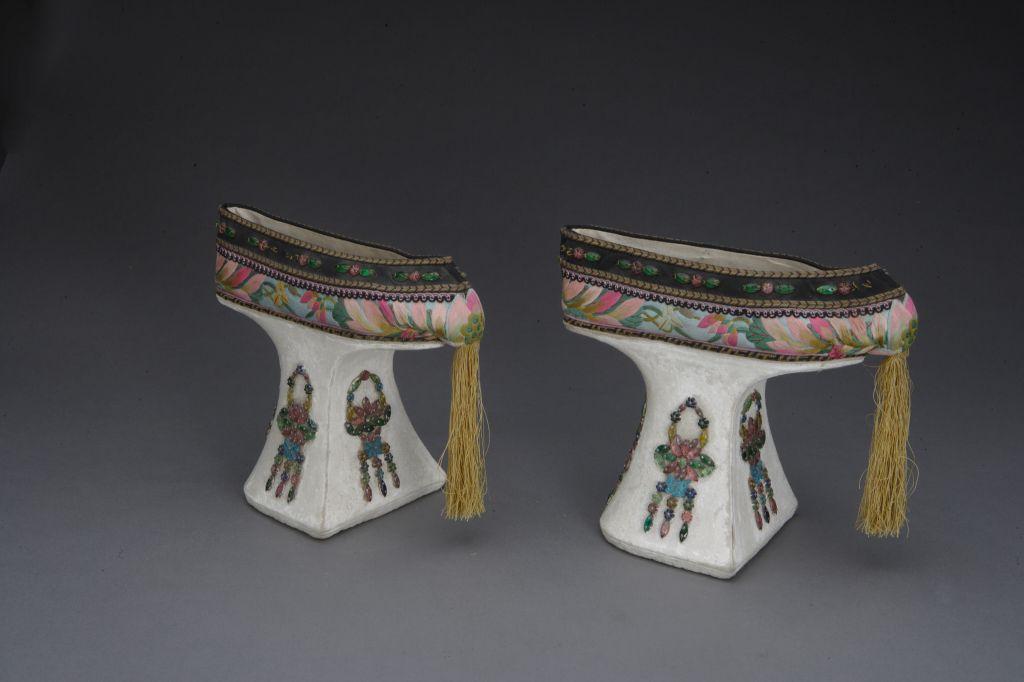 甄嬛传 如懿传:有皇帝宠爱又如何?还抵不过鞋子的厚度,来得稳妥