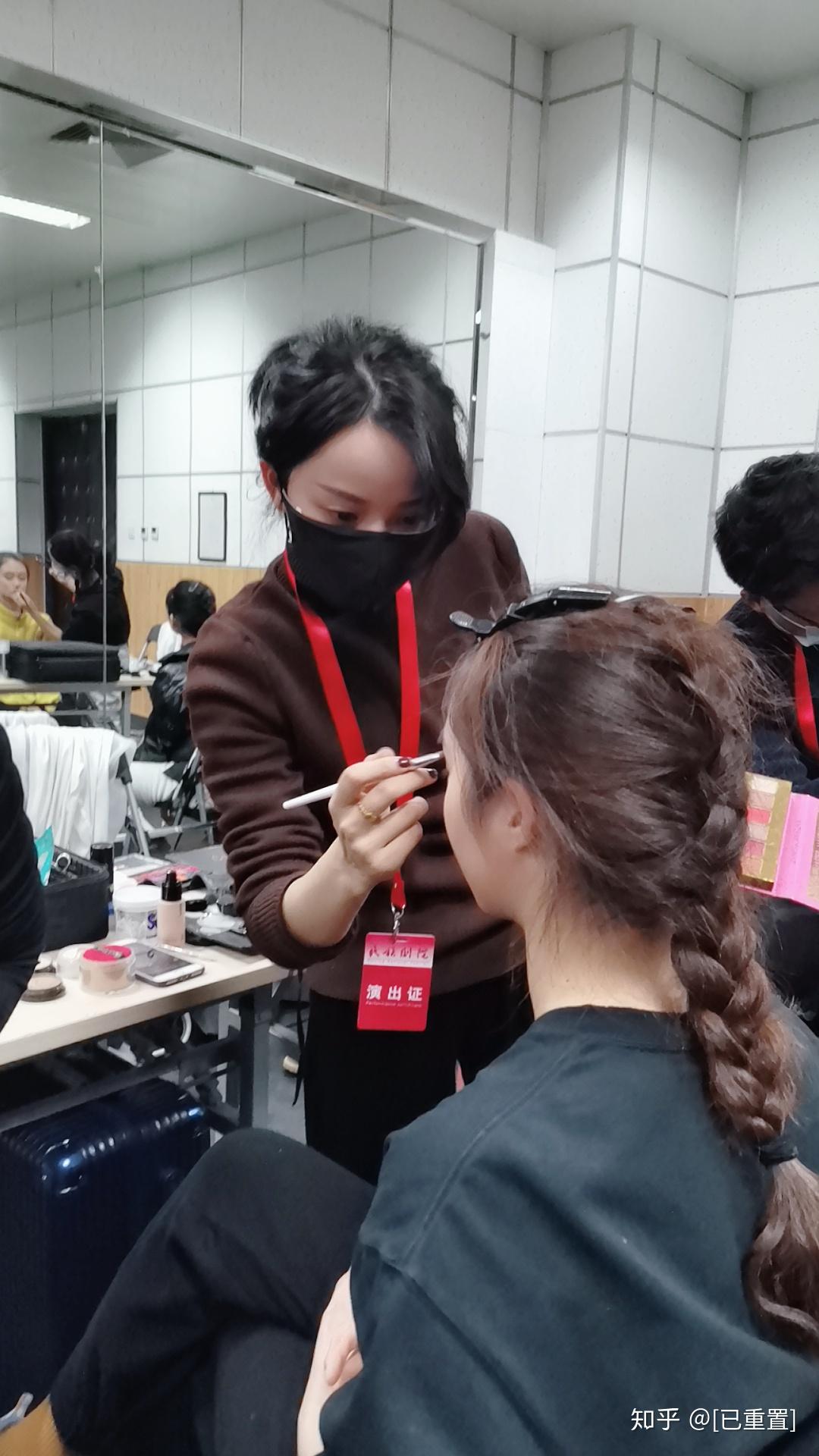 北京影视化妆学校哪家好学影视化妆师培训需要了解哪些呢