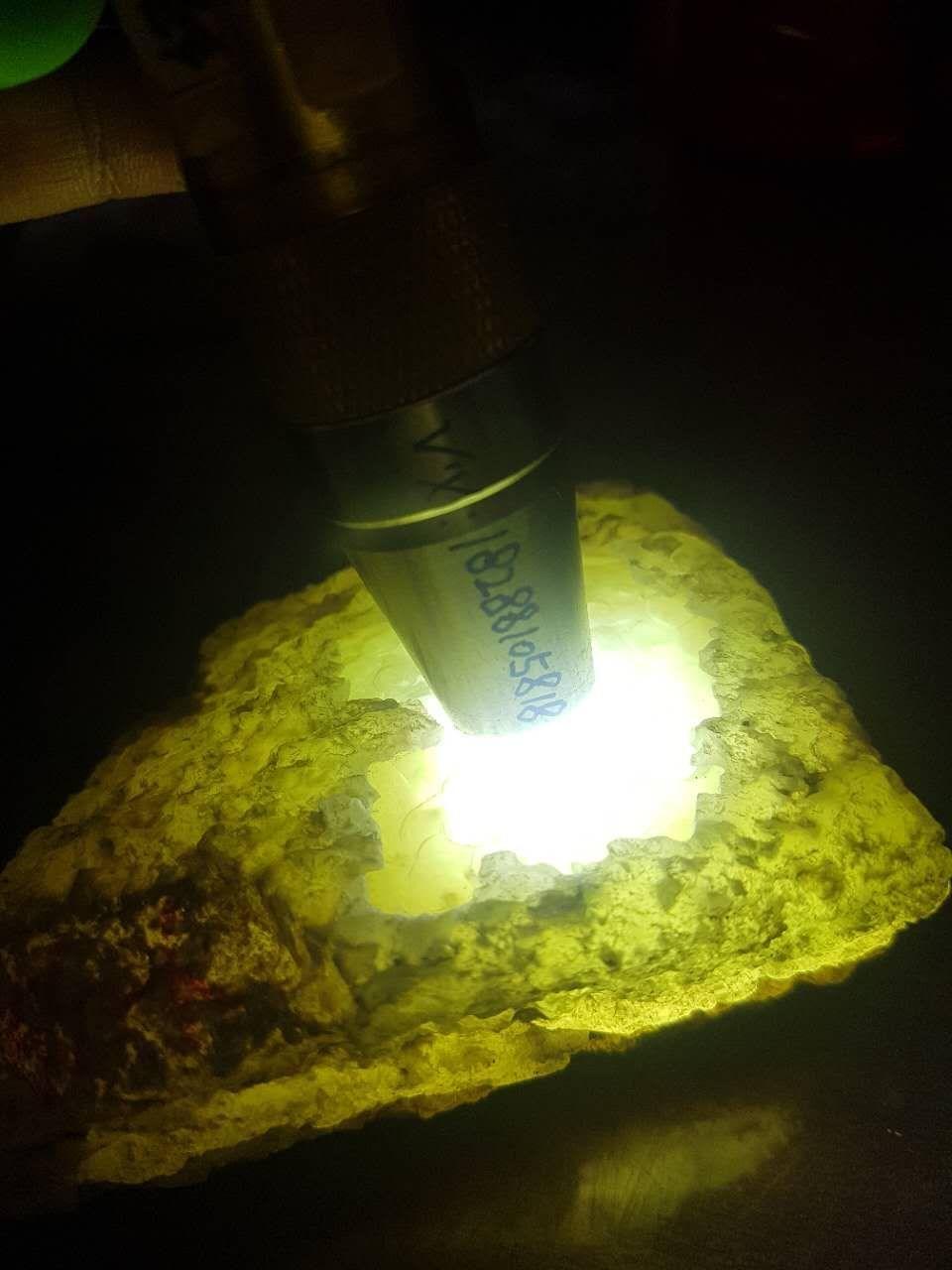 因为我们现在看翡翠原石,原料,都会用强光手电光照看