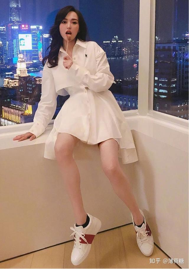 关晓彤:身高172cm,体重50kg,腿长108cm,腿身比≈63而苏州十一国际车展