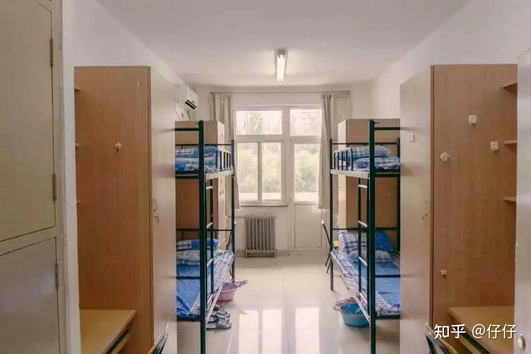 新生宿舍分配原则:学生公寓办公室每年度根据教务处和研究生院招生办