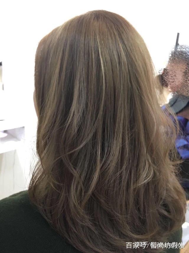 这个重度自然卷被轻松搞定浅亚麻亚麻灰挑染不多说了阳光下是暖暖的