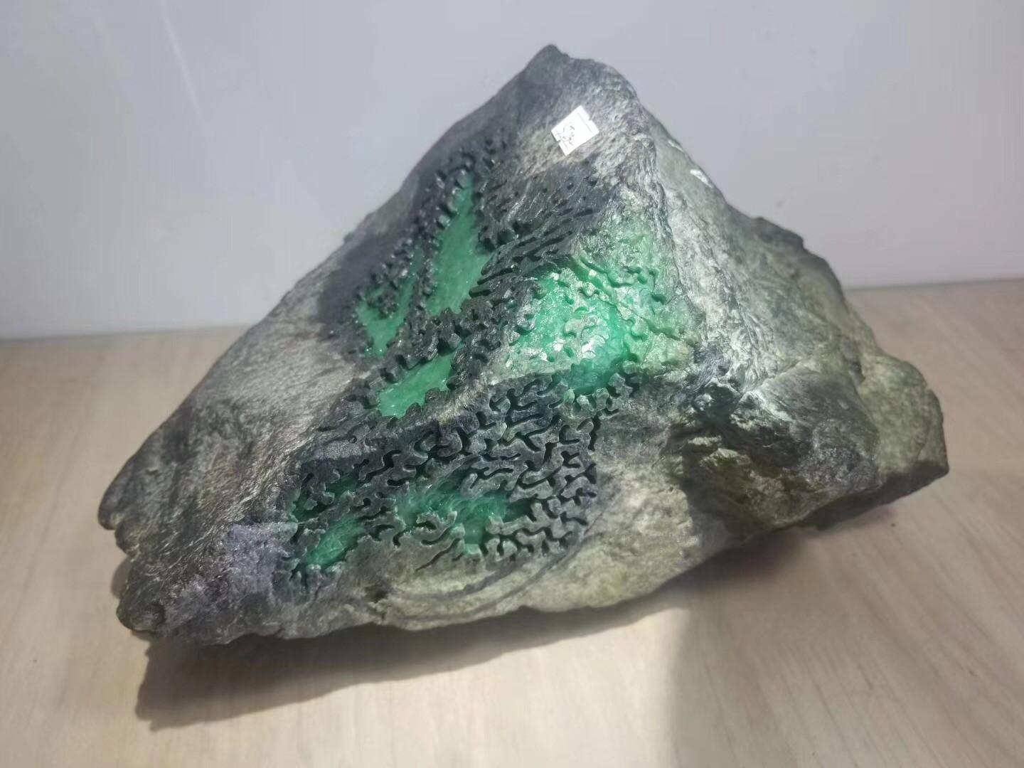 赌石现场, 8000买的翡翠赌石, 一刀切开, 结果.