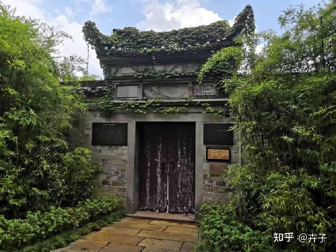 北宋治平年间起,湖心岛建起了佛寺,称"湖心广福寺",旧号"水陆冥道院"