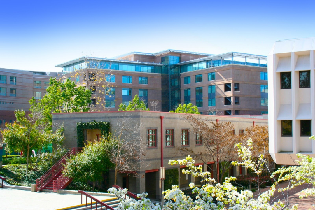 走进世界名校 | 年轻有为的uc irvine,学生怎么个个颜值学业双在线?