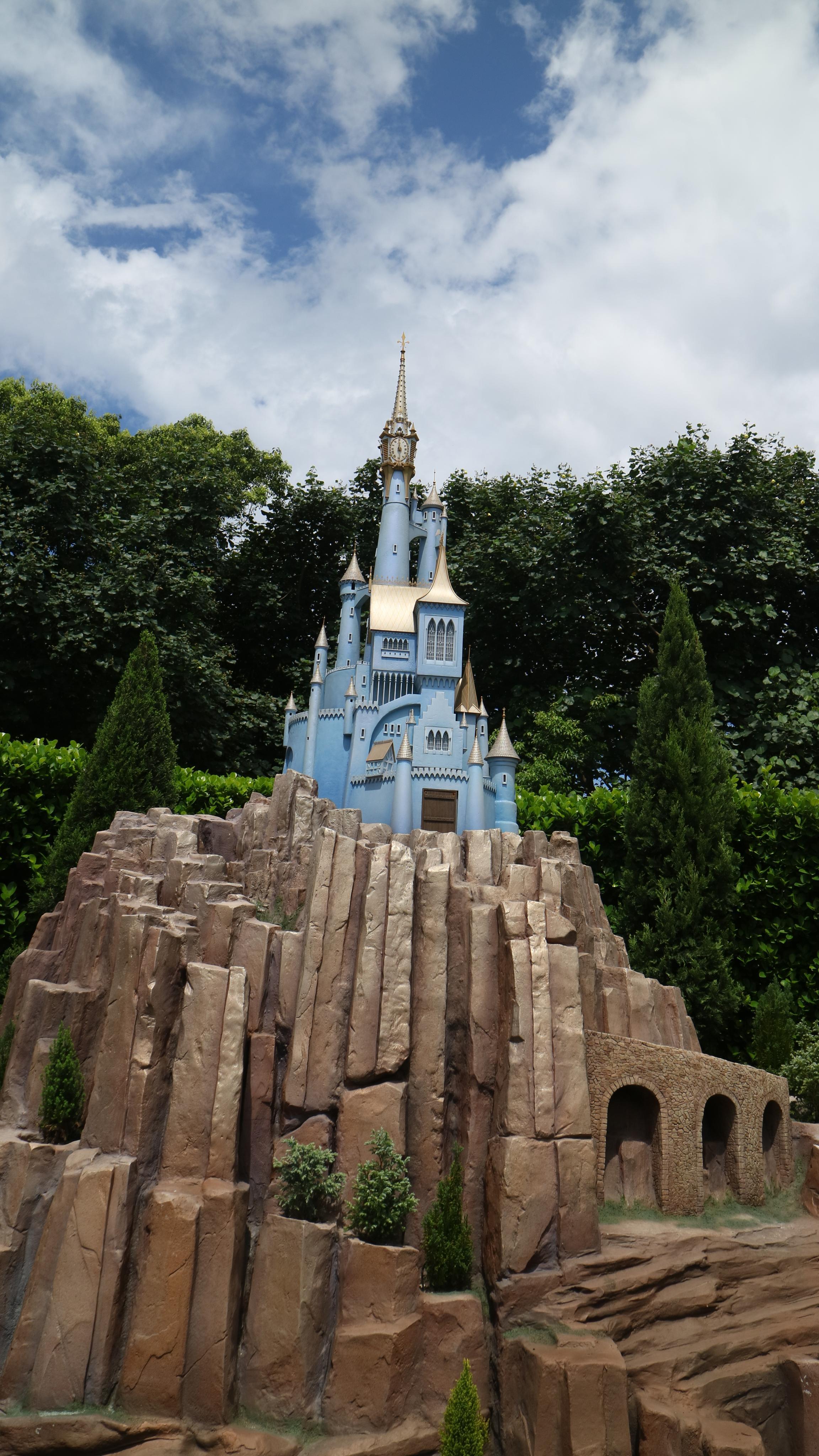 应该是幻想世界的一部分 有很多小城堡 比如睡美人的 灰姑娘的等等都