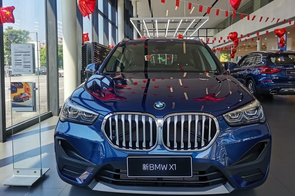 2021款宝马x1到店量子蓝涂装很大方配适时四驱hud抬头显示
