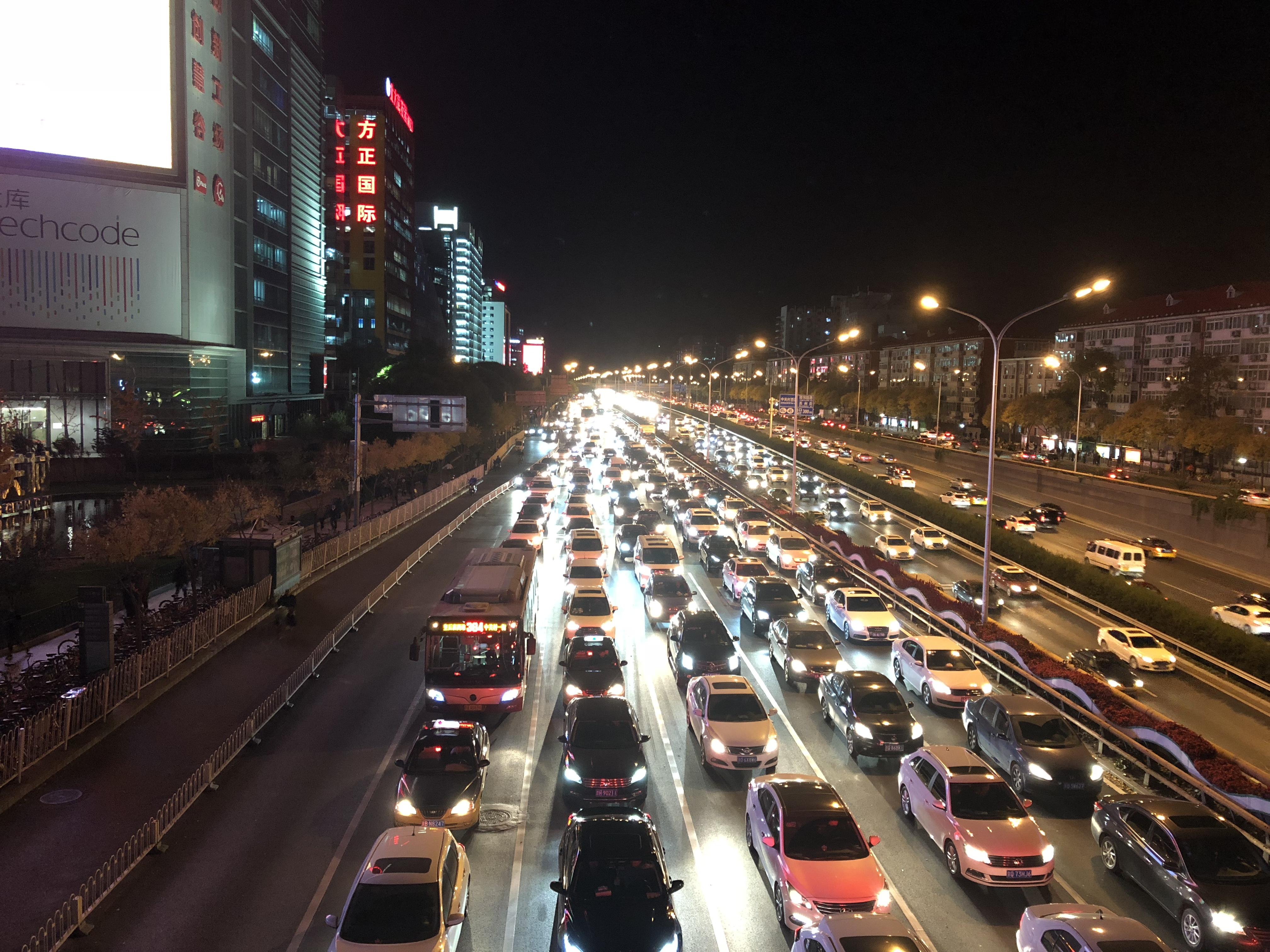 那天下班比较晚,站在桥上俯拍的,那一刻的感觉五味陈杂.