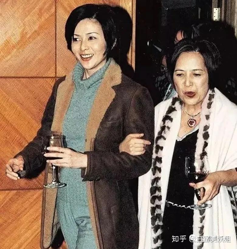 大刘视关之琳为红颜知己,宝咏琴就和她搞好关系,经常一同逛街.