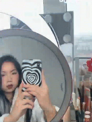摄影技巧|对镜自拍,如何隐藏掉手机或相机?