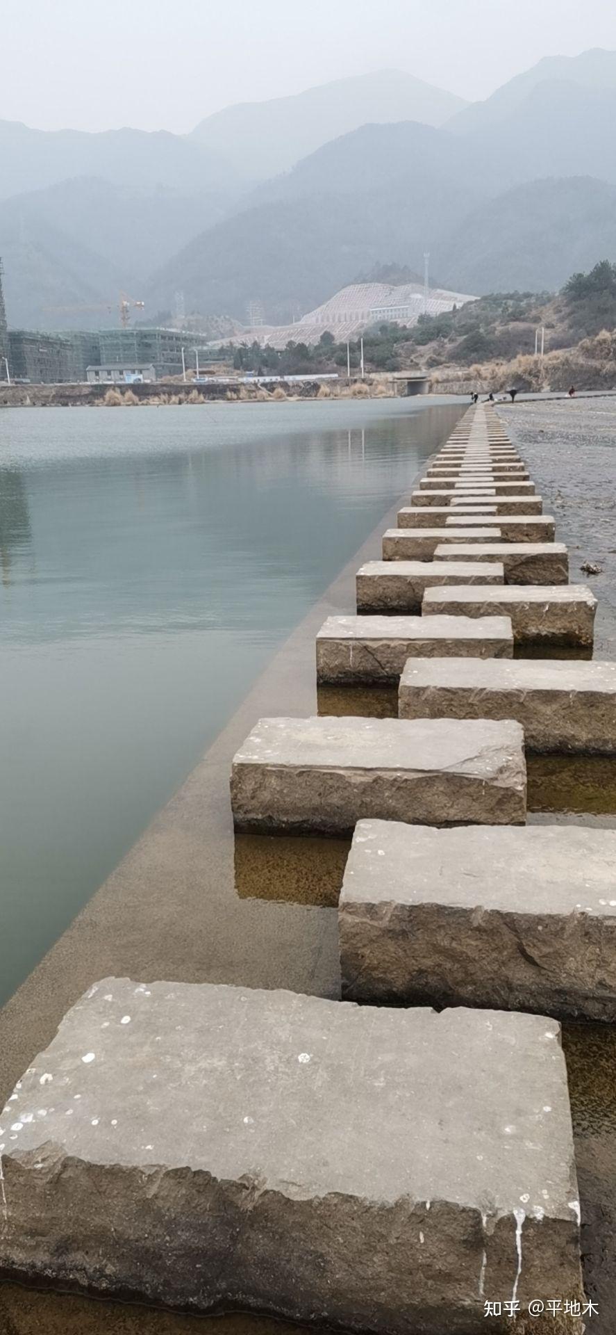 急开车60里,至永安溪大桥,见溪水面开阔,汀步桥处有人学子陵.