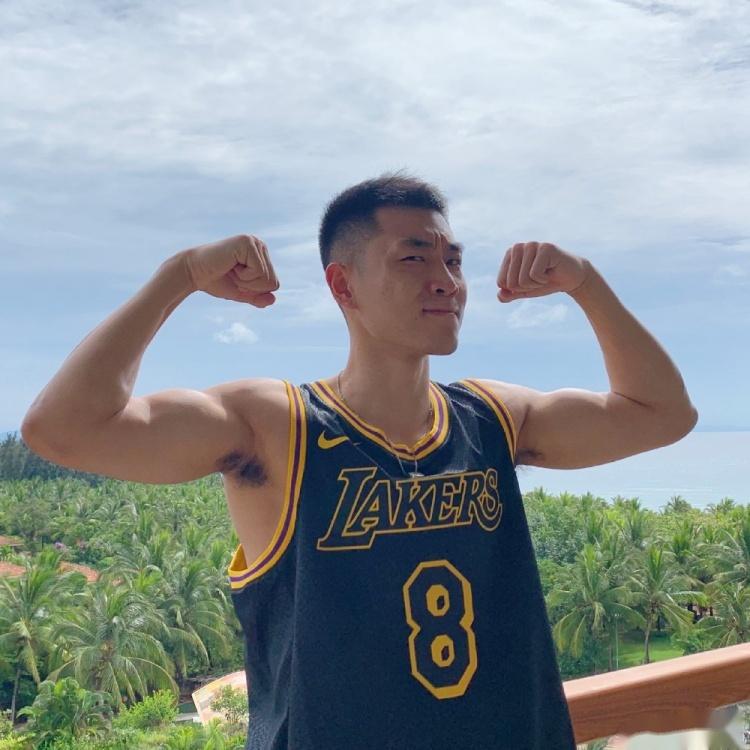 高诗岩:今天520 你是喜欢佳得乐还是我这个小后卫