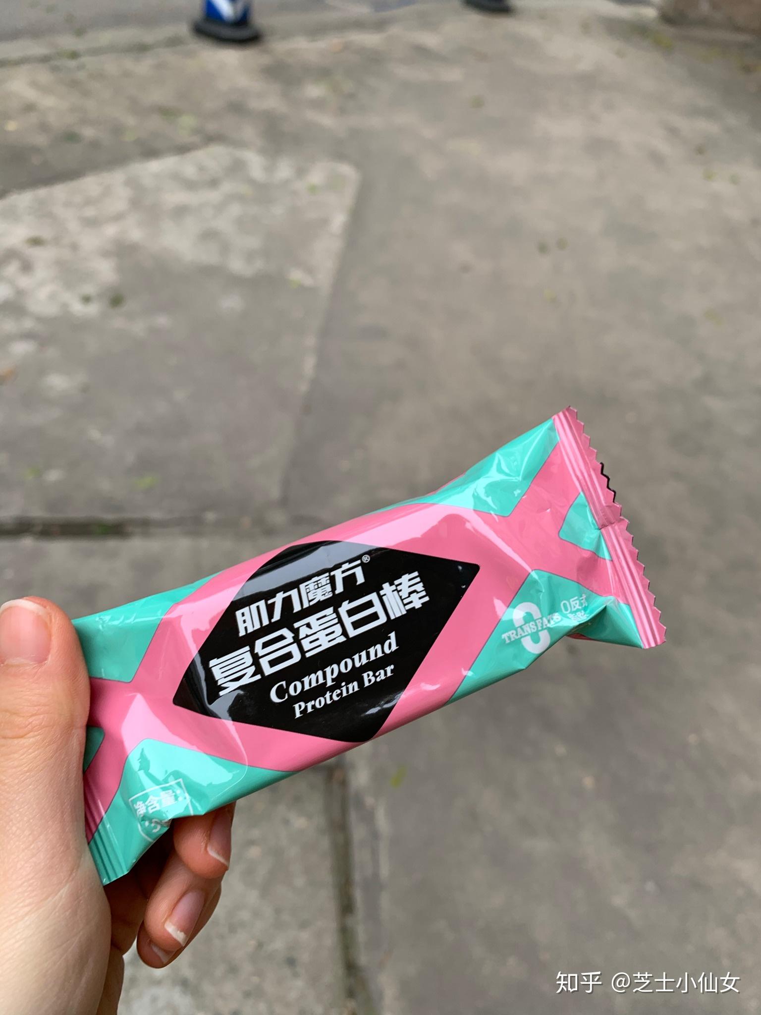 中午:巧克力坚果味蛋白棒 酸奶蛋白棒 一鸣芝芝紫薯奶茶这个又是因为