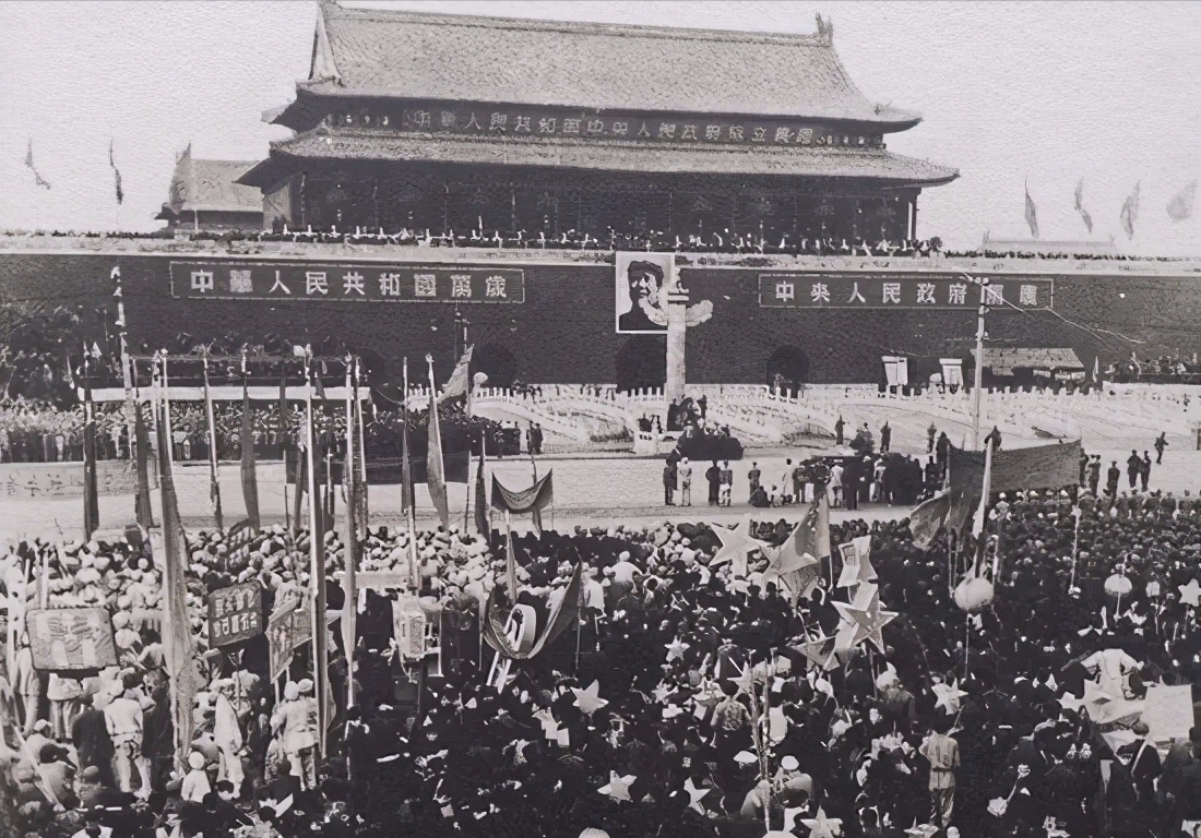 粟裕大将以军区首长的身份登上天安门城楼,参加新中国的开国大典