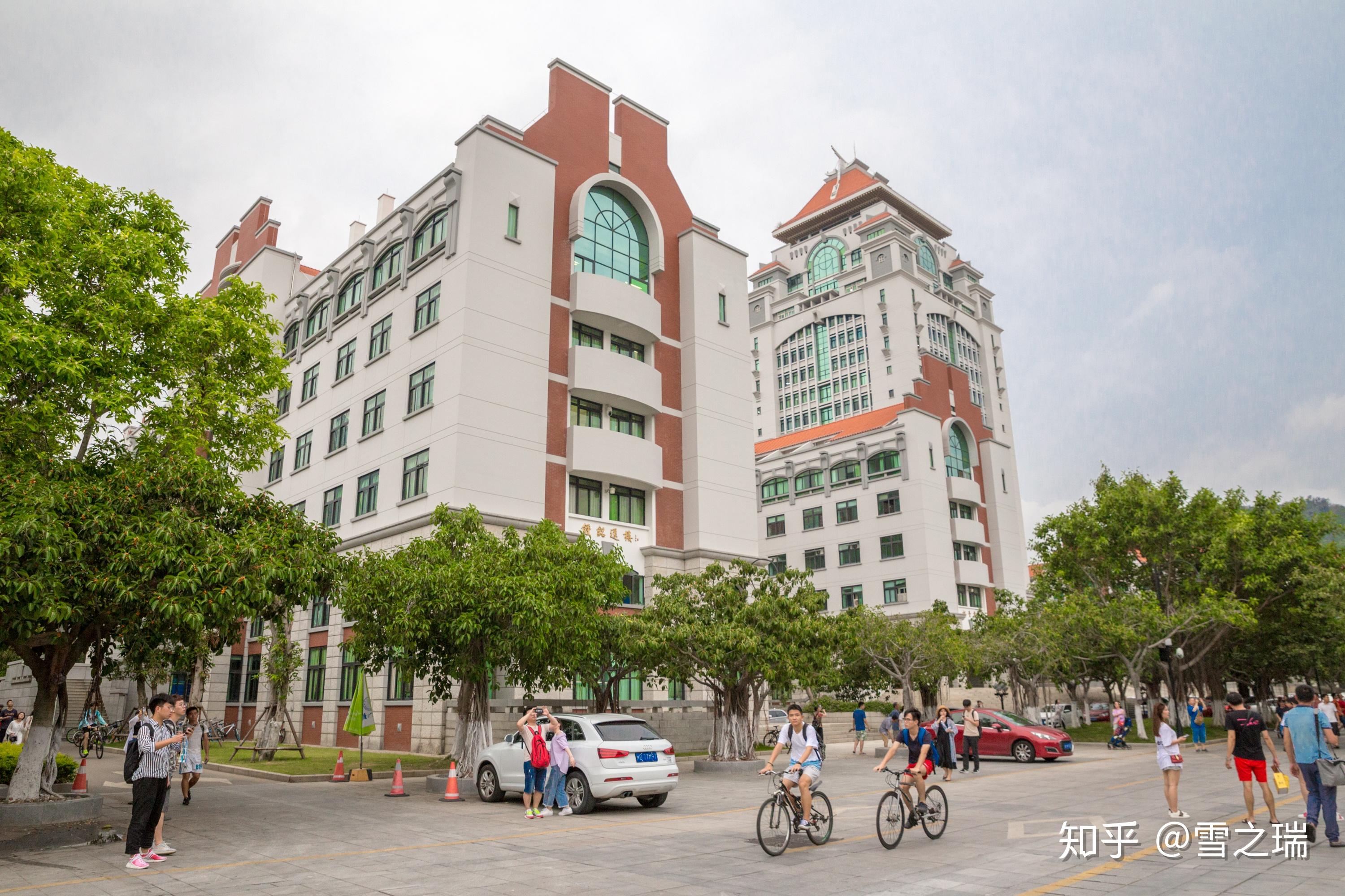 中国最美大学成旅游热门景点,游客比学生还多,网友建议:收门票