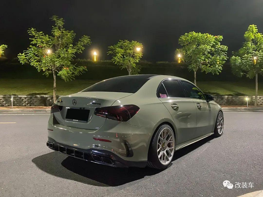 把一叠叠美金摆在挡风玻璃下的奔驰a220这就是土豪的世界吗