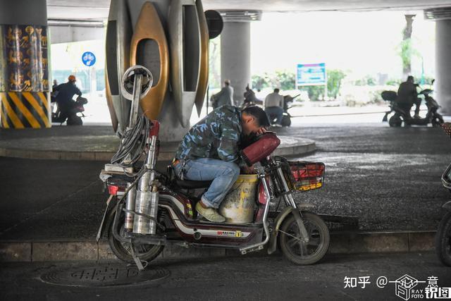 農民工站在路邊找活幹的現象