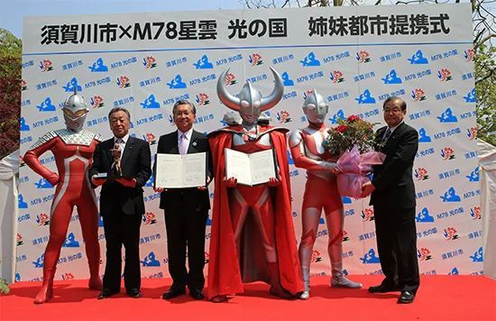 全世界都在帮直男们守护着奥特曼的信仰.