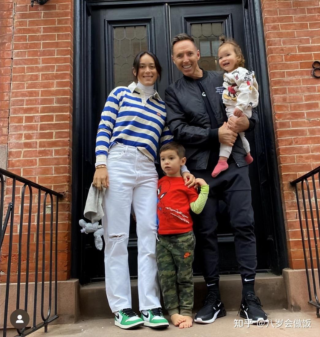 纳什一家近照50岁不当教练二婚妻子小16岁5个孩子很幸福