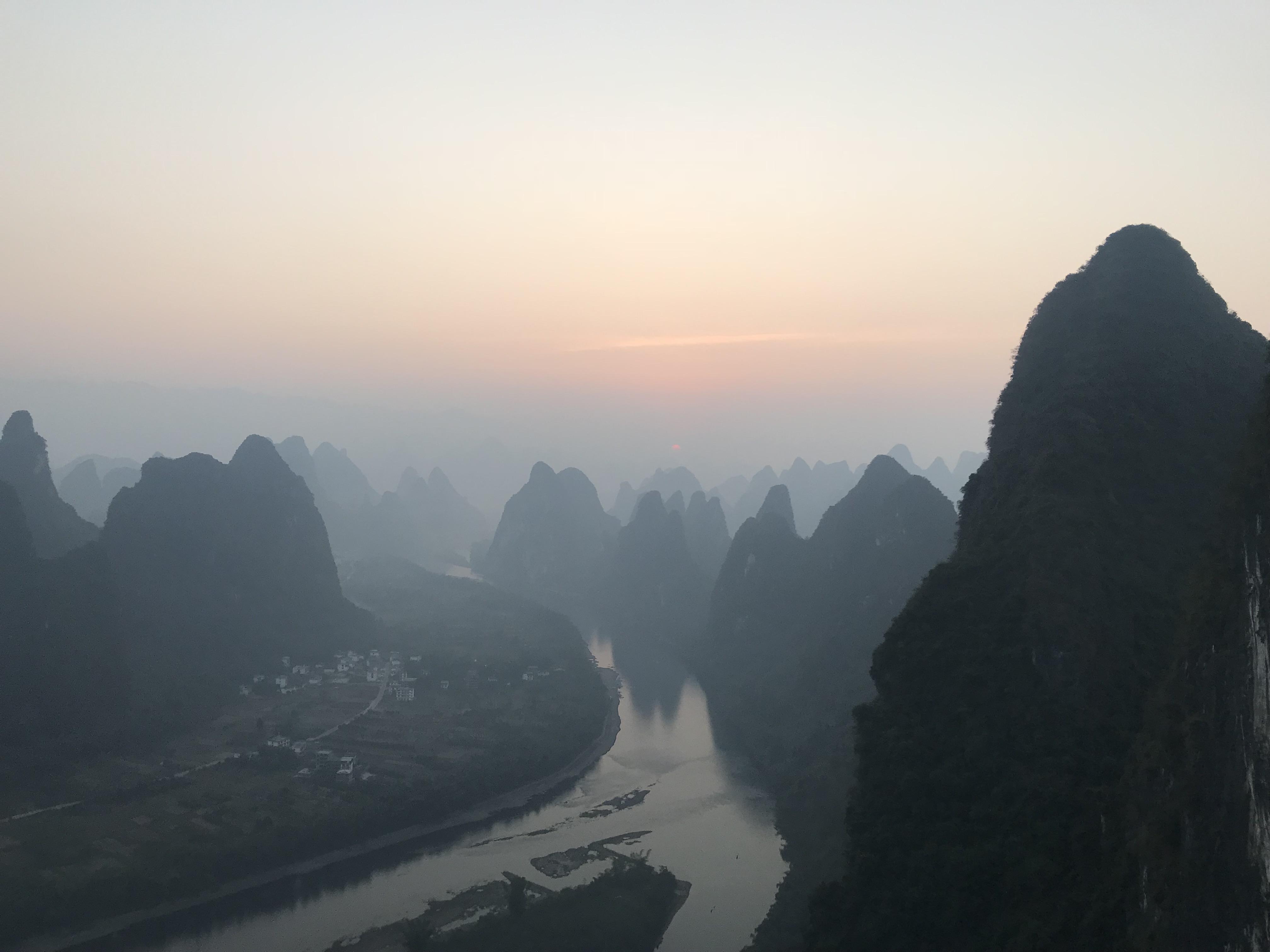 到桂林的第一件事就是吃一碗桂林米粉,订的酒店在文化宫附近,行李放