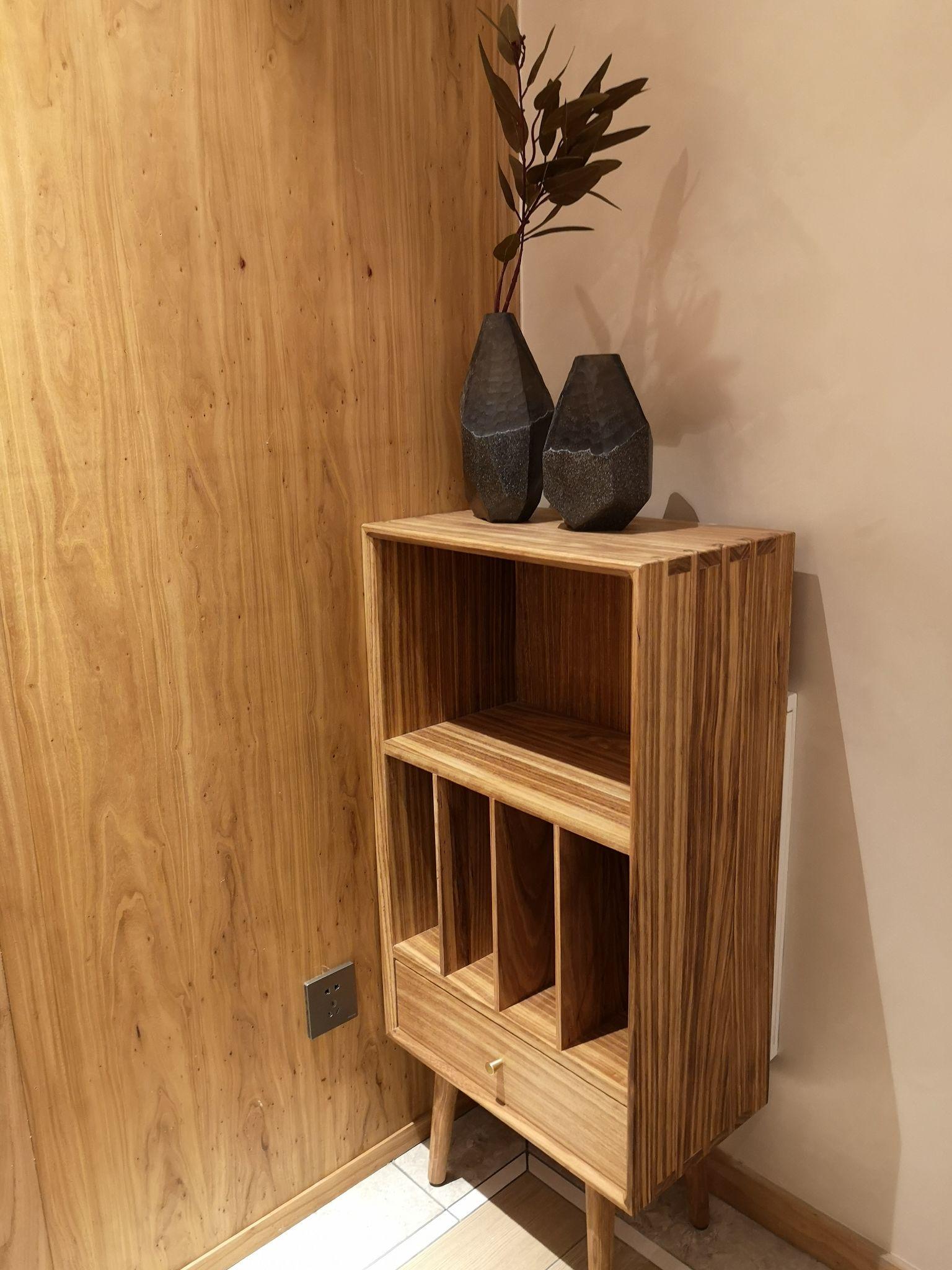 厂里给一装修公司设计总监定做的.乌金木原木.