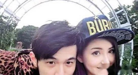 洋娃娃昆凌16岁离开初恋嫁大14岁周杰伦结婚多年赔10个亿