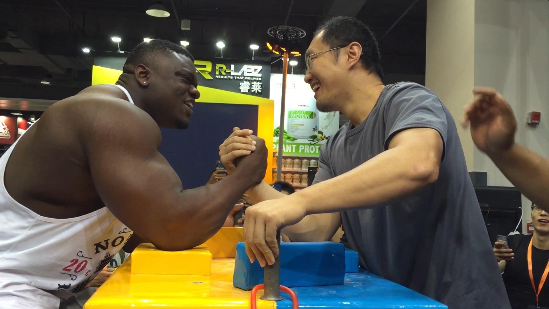 氮泵哥又来生吞蛋白粉了