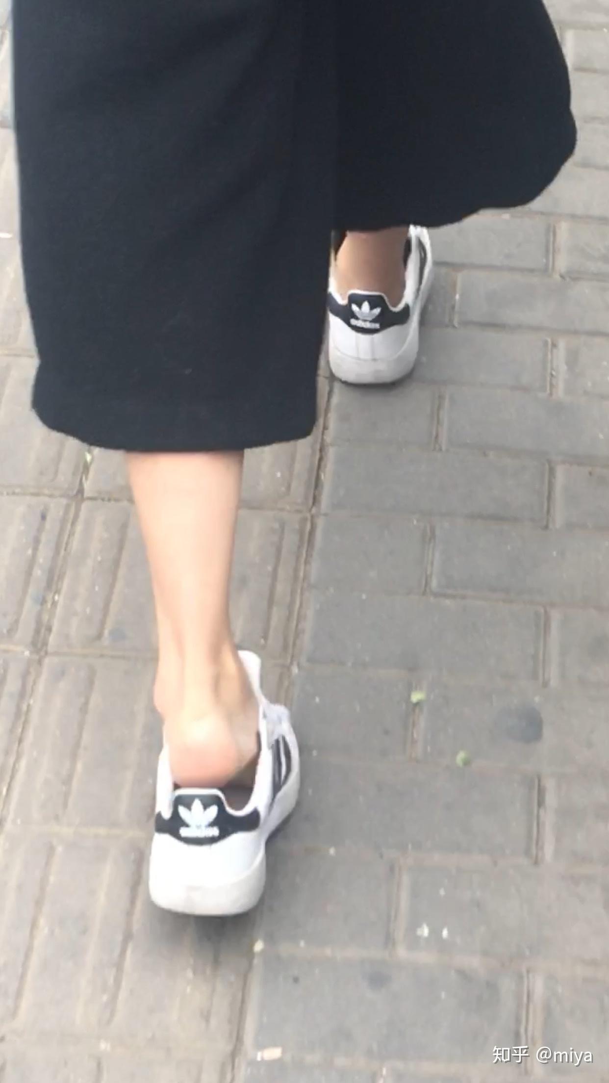 穿鞋子露出袜子很low吗