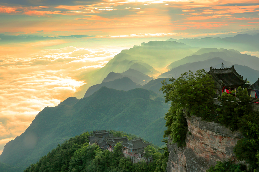 陇南最高的山峰图片