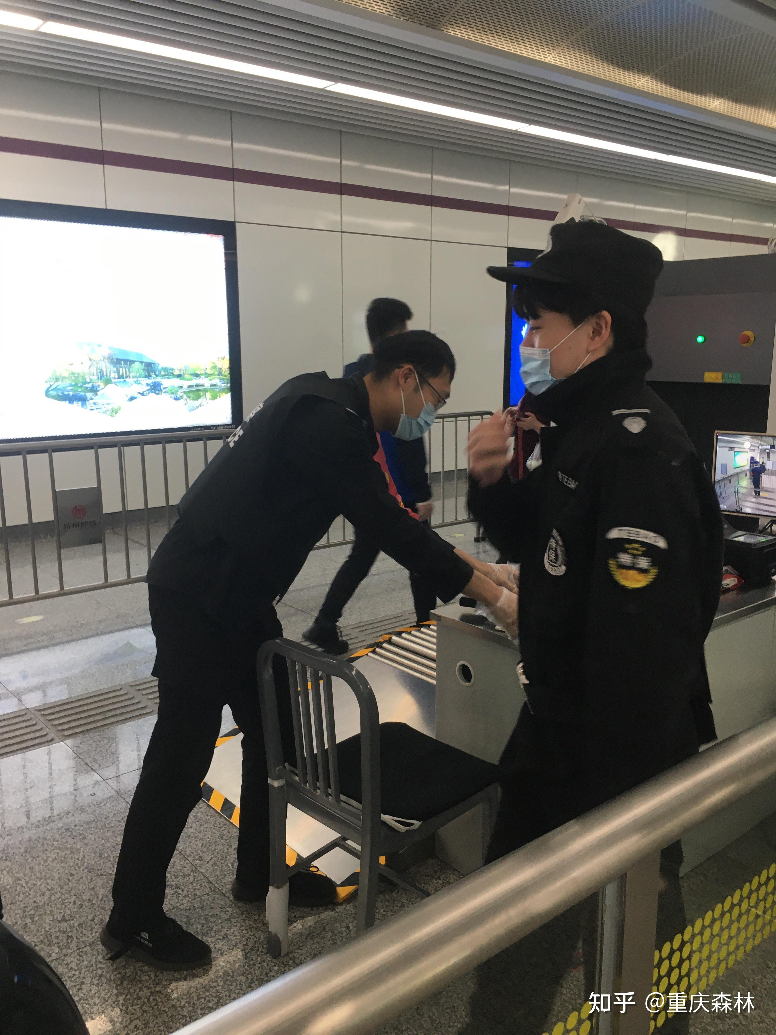 疫情期间杭州地铁警察粗暴执法