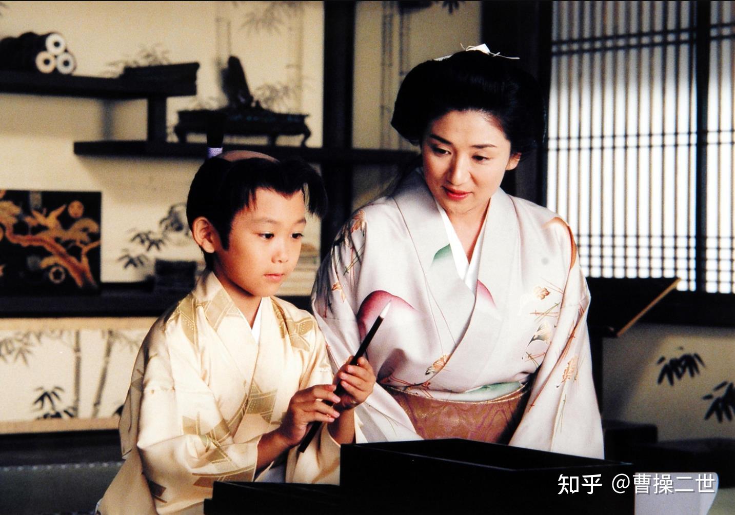 家的安排,1771年,智子将皇位传给了14岁的侄儿英仁,也就是后桃园天皇