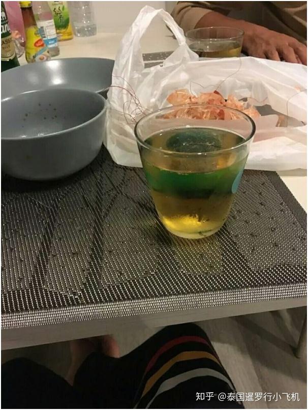 所以在飛機和娜娜兄喝酒的時候,k一個人又獨自出門餵狗去了.