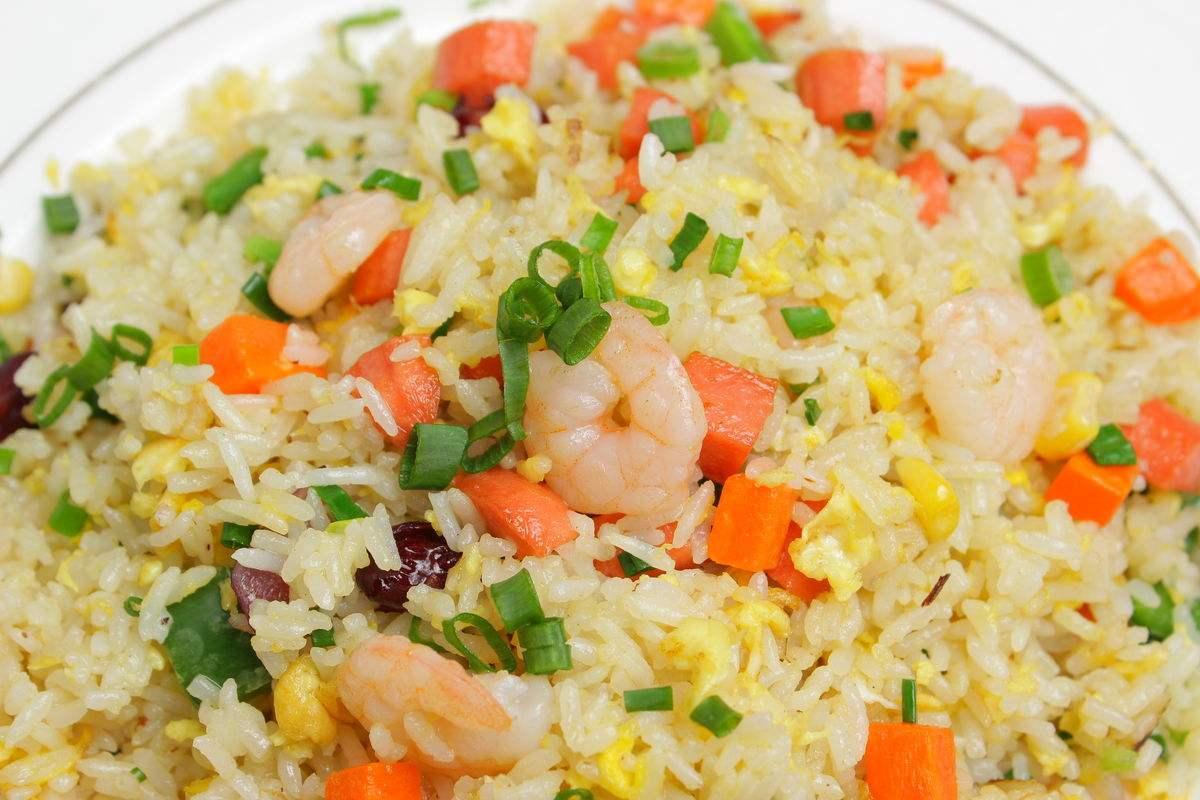 特别是扬州厨师,把扬州炒饭传遍世界各地扬州炒饭的家常做法:材料