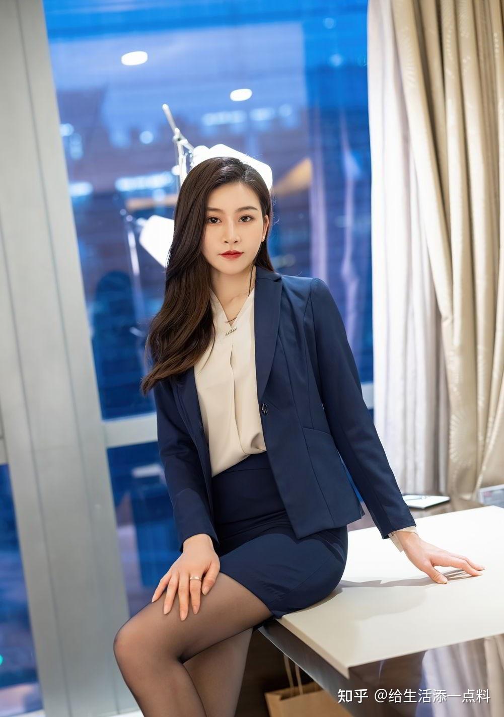 时尚简约的ol职业套装助你轻松玩转干练职场风