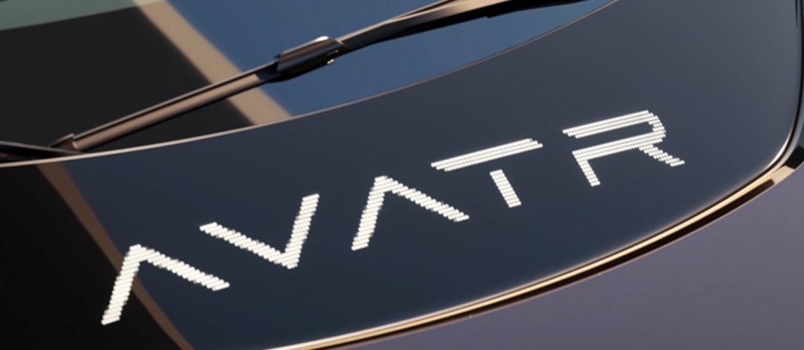 具体来看,这款车采用的家族式碟翼前脸非常有科幻感,左右两侧的全led