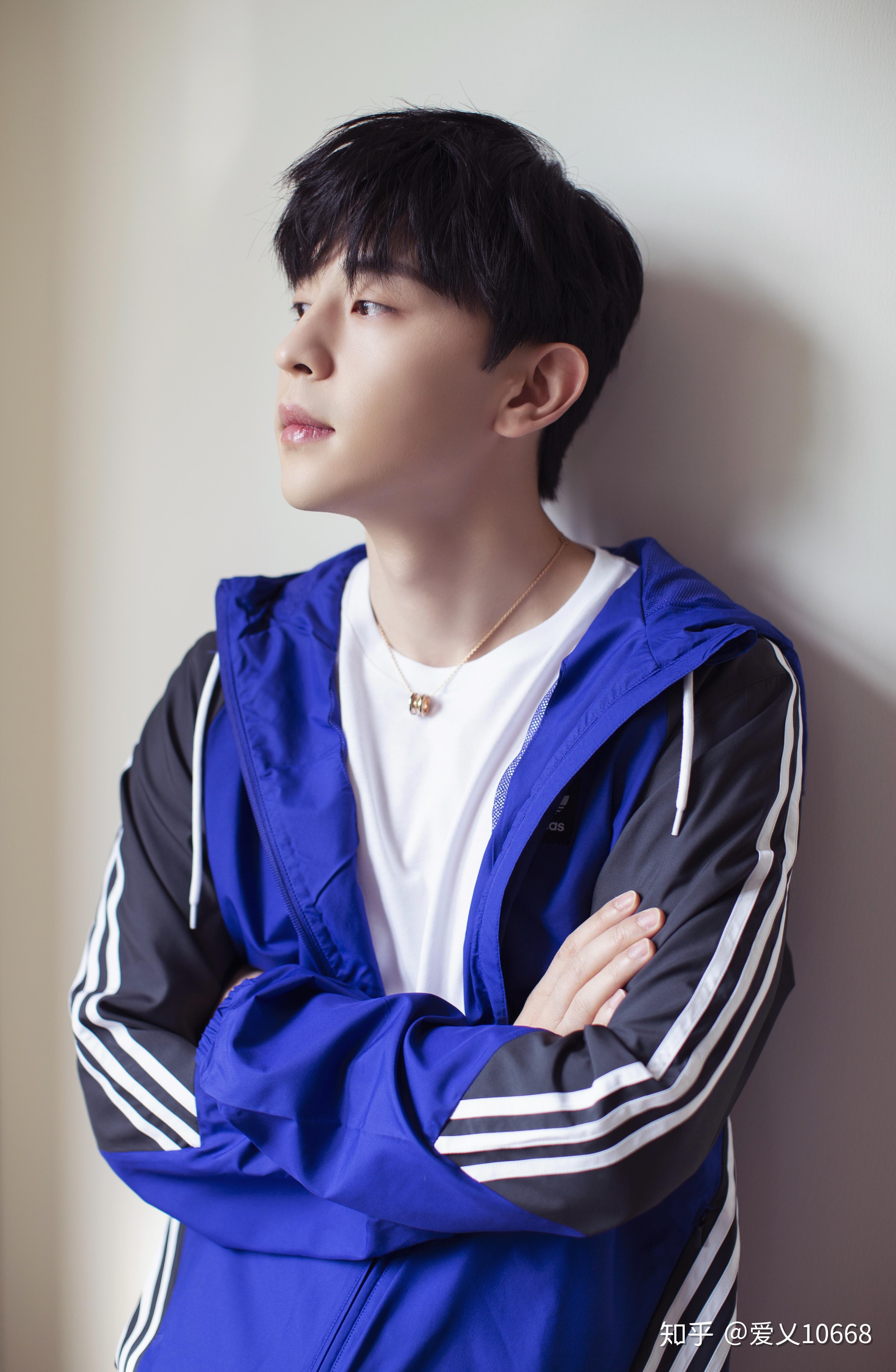 来自能量中国官方:@邓伦 从"爱豆"那里感受到光和热,又将温暖传递