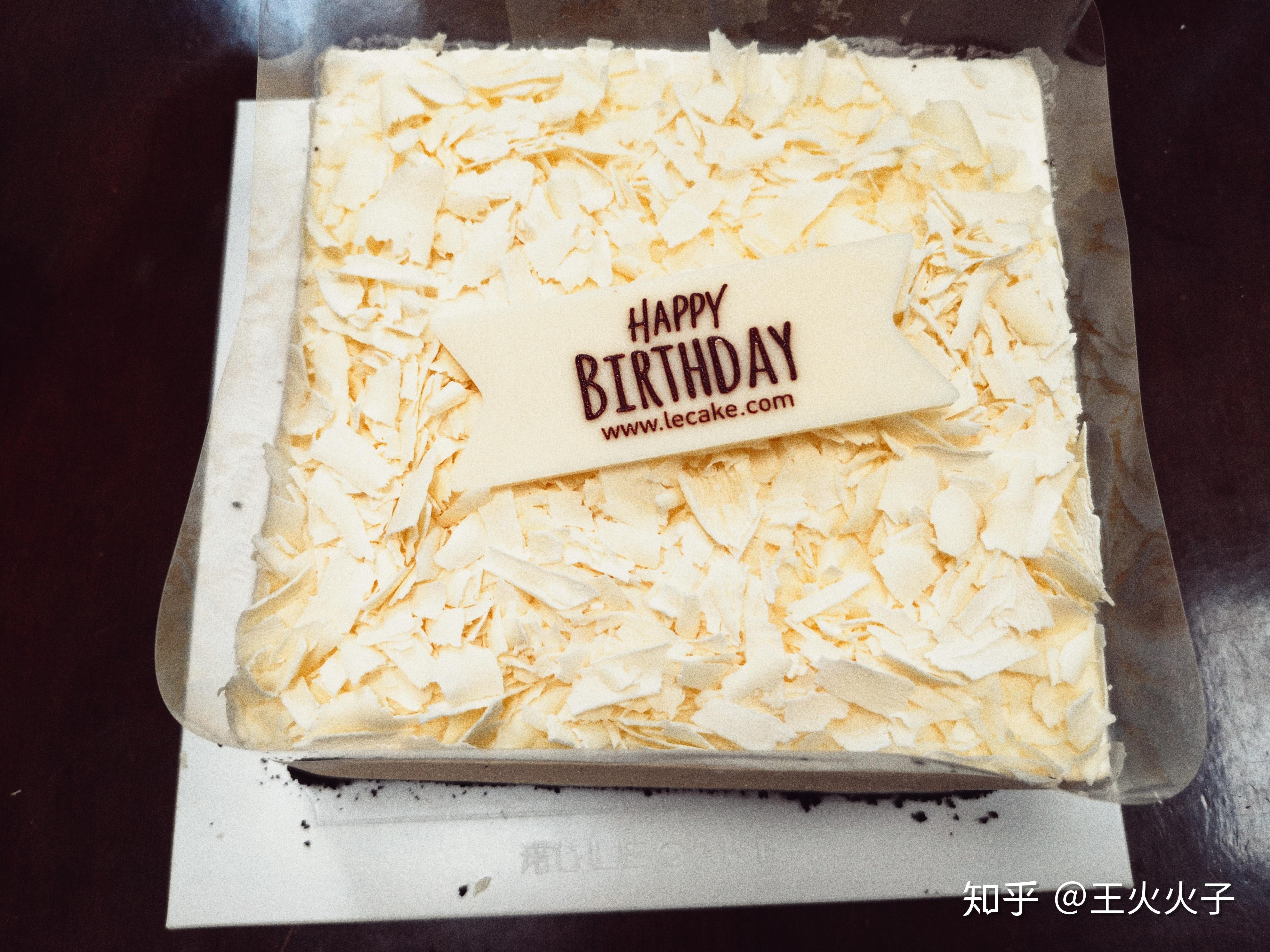 不知道从几岁开始,我的两个老朋友给我订的生日蛋糕,蜡烛都是18了.