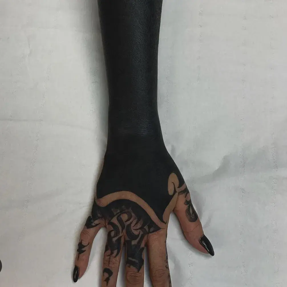 黑臂纹身一般平均时长25-30个小时左右(视具体情况略有出入),也需要分