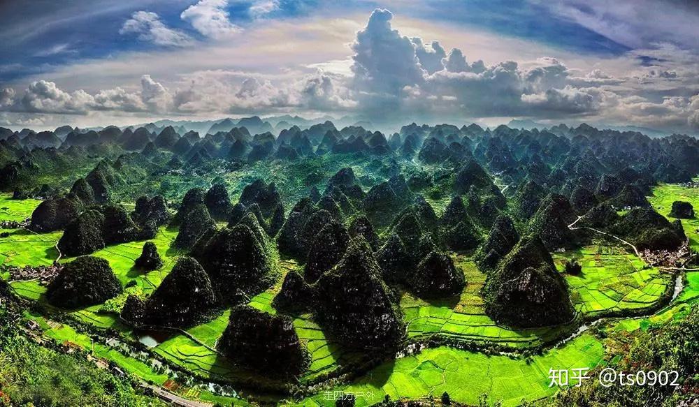 万峰林位于贵州兴义东南,属中国西南喀斯特地貌,堪称中国锥状喀斯特