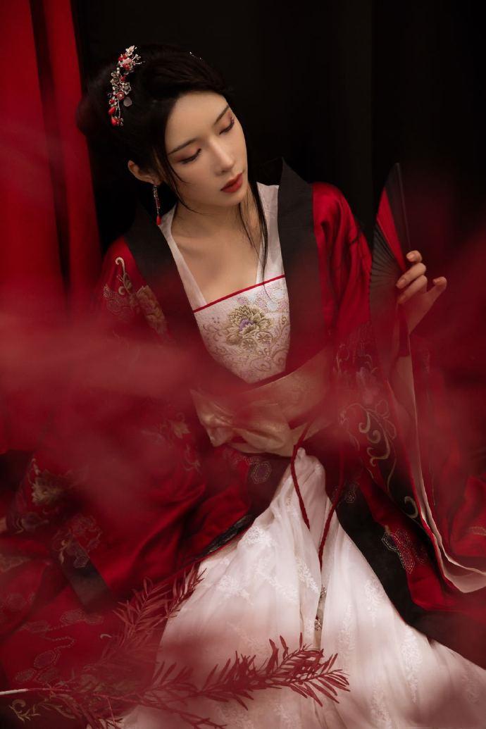 柯乃予双面古风写真释出红黑两套造型效果又美又英气名门泽佳