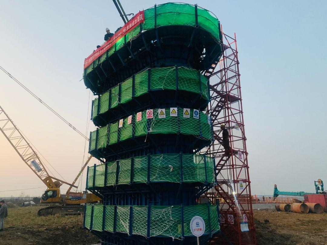 此次浇筑的墩柱为圆端形实体桥墩,墩柱底面尺寸6×2米,顶帽尺寸7.