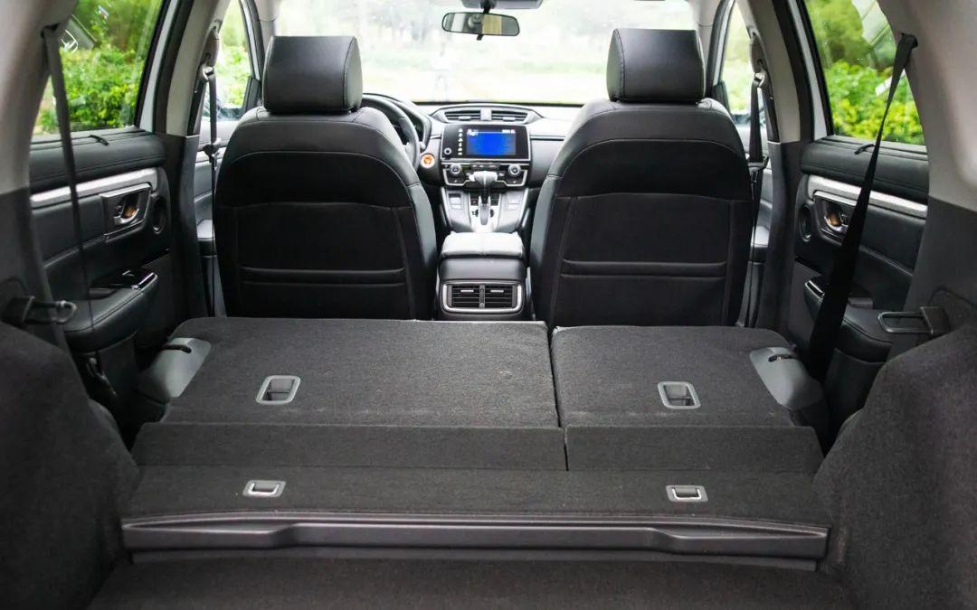 后排座椅是可以按4/6比例放倒的,并且支持放倒全平.